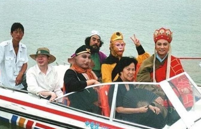 Sự thật về mối quan hệ ekip T&acirc;y Du K&yacute;: Đạo diễn cạch mặt 3 đồ đệ Đường Tăng v&igrave; ăn ch&aacute;o đ&aacute; b&aacute;t, uất ức 10 năm kh&ocirc;ng xem phim - Ảnh 2.