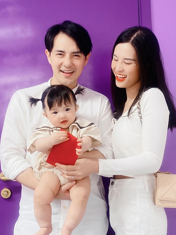 &Ocirc;ng Cao Thắng d&igrave;m vợ kh&ocirc;ng tha ng&agrave;y n&agrave;o: Khoe con g&aacute;i c&oacute; g&oacute;c nghi&ecirc;ng m&aacute; b&aacute;nh bao cực y&ecirc;u, nh&igrave;n sang Đ&ocirc;ng Nhi muốn t&eacute; xỉu! - Ảnh 6.