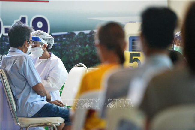 Số ca nhiễm mới có thể lên tới 70 nghìn ca/ngày, Thái Lan xem xét gia hạn phong tỏa - Ảnh 1.