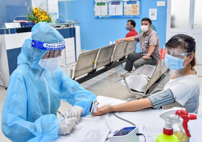 Nhiều địa phương tại TP.HCM về đ&iacute;ch ti&ecirc;m chủng COVID-19 mũi đầu ti&ecirc;n - Ảnh 1.