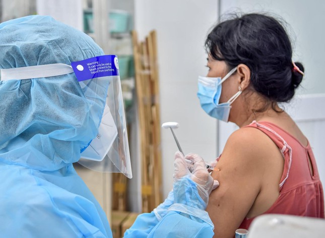 Nhiều địa phương tại TP.HCM về đ&iacute;ch ti&ecirc;m chủng COVID-19 mũi đầu ti&ecirc;n - Ảnh 2.