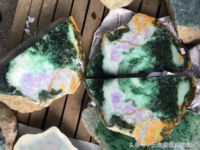 Mang vi&ecirc;n đ&aacute; 80kg về nh&agrave; &ldquo;xẻ thịt&rdquo;, người đ&agrave;n &ocirc;ng kh&ocirc;ng n&oacute;i n&ecirc;n lời khi nh&igrave;n v&agrave;o thứ ẩn giấu b&ecirc;n trong - Ảnh 2.