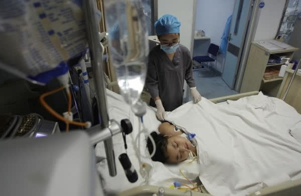 Bé gái 7 tuổi nhập viện cấp cứu trong tình trạng sốt cao, viêm loét khắp người vì cách diệt muỗi nguy hiểm của bà ngoại mà rất nhiều người thường làm - Ảnh 1.