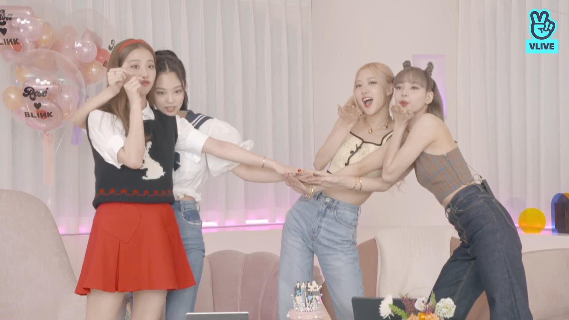 Lisa (BLACKPINK) cuối c&ugrave;ng đ&atilde; lộ hint x&agrave;i iPhone chung với hội chị em! - Ảnh 7.