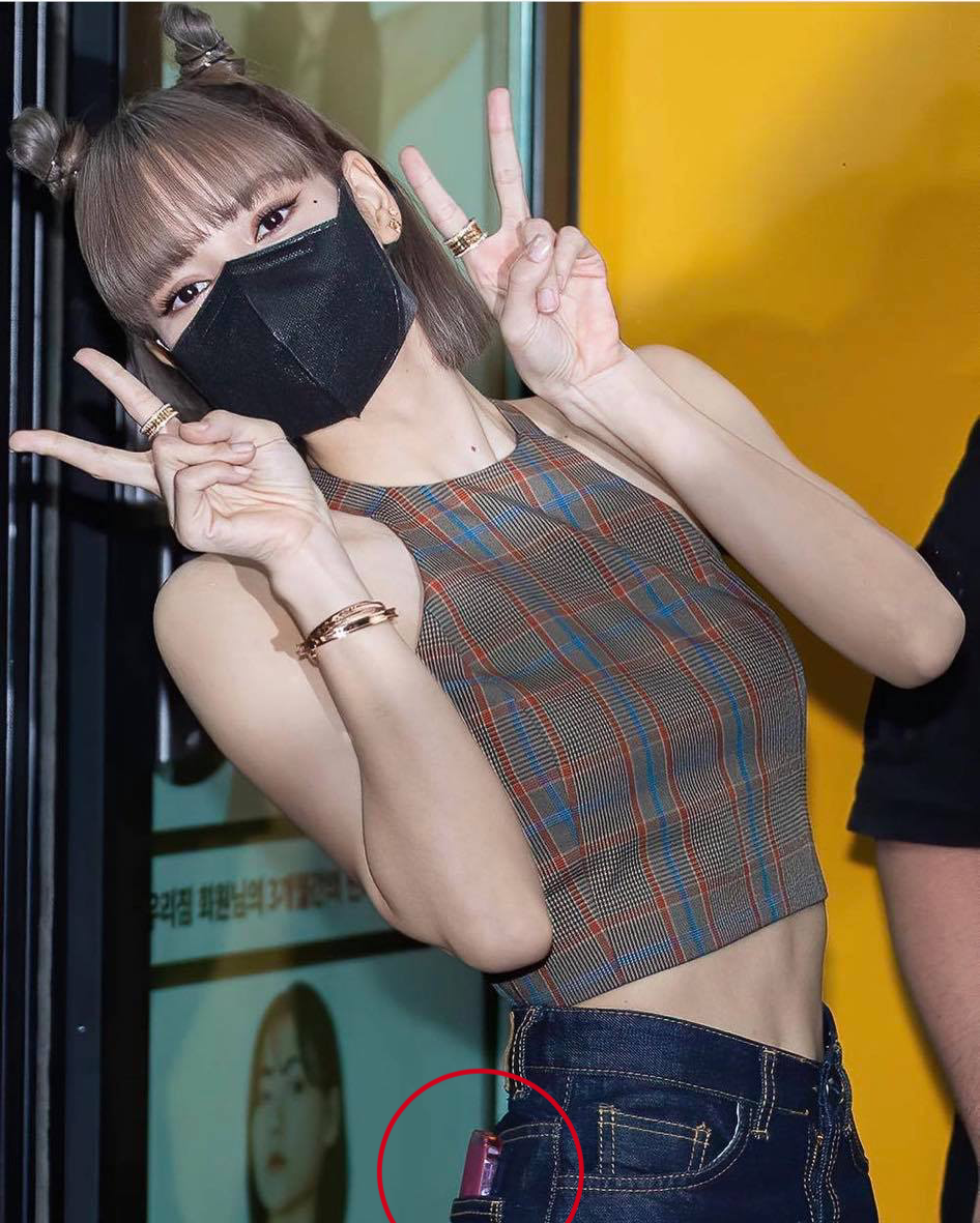 Lisa (BLACKPINK) cuối c&ugrave;ng đ&atilde; lộ hint x&agrave;i iPhone chung với hội chị em! - Ảnh 8.