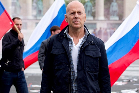 Video: Nhà mạng di động Nga chơi lớn, thuê tài tử Bruce Willis đóng phim quảng cáo chết cười, chống chỉ định xem khi đang ăn cơm hay uống nước! - Ảnh 2.
