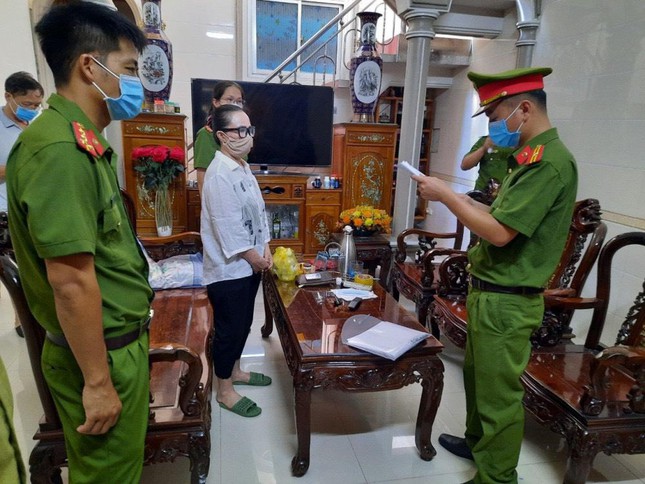 Bắt nữ qu&aacute;i hoạt động t&iacute;n dụng đen, tr&uacute;t mưa roi d&acirc;y điện l&ecirc;n người con nợ - Ảnh 2.