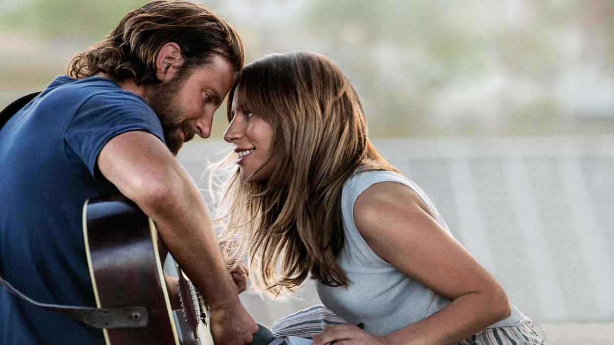 A Star Is Born bị ngôi sao phiên bản cũ chỉ trích thậm tệ: Ngày trước từng  "chị chị em em", giờ quay ra chửi không chừa điểm nào!