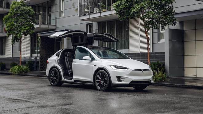 Quên đóng cánh chim ưng, Tesla Model X bung cửa khi đi ngược chiều xe bus - Ảnh 2.