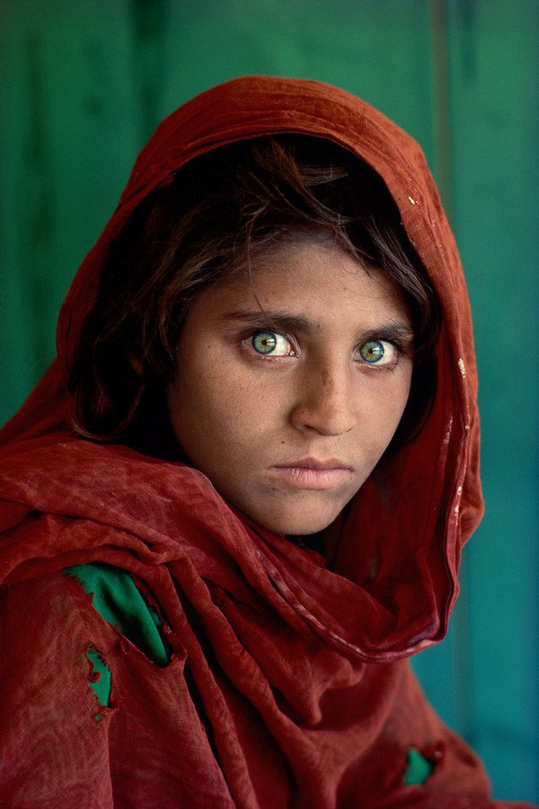 Cô gái Afghanistan trong tấm hình nổi tiếng thế giới: Phía sau đôi mắt hút hồn chứa đựng số phận nghiệt ngã của đứa trẻ tị nạn mồ côi - Ảnh 1.