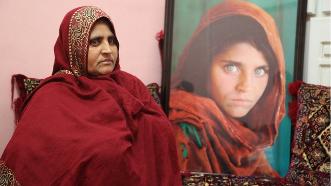 Cô gái Afghanistan trong tấm hình nổi tiếng thế giới: Phía sau đôi mắt hút hồn chứa đựng số phận nghiệt ngã của đứa trẻ tị nạn mồ côi - Ảnh 5.