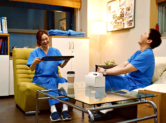 Chùm ảnh ngọt lụy tim của cặp Song Hwa - Ik Jun nhà Hospital Playlist: Ngày càng xích lại gần, bên nhau từ nụ cười cho tới giọt nước mắt! - Ảnh 12.