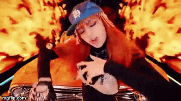 BLACKPINK kể lại khoảnh khắc bùng cháy khi quay MV Playing With Fire, Lisa còn bị tro bám lên mặt mà không hiểu chuyện gì xảy ra - Ảnh 7.