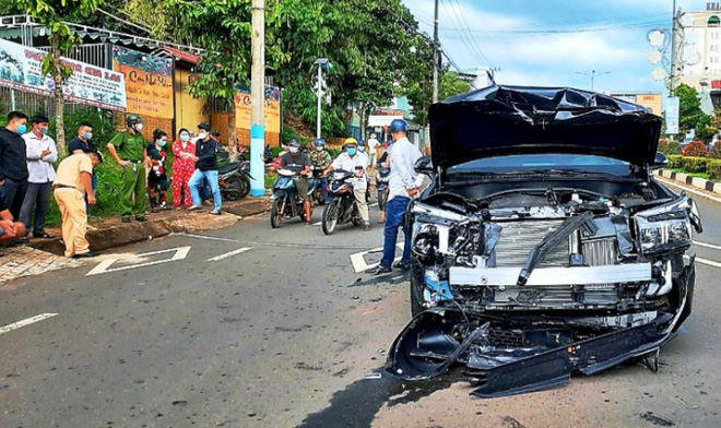 Truy đuổi bằng ô tô, nổ súng bắn nhau như phim hành động giữa phố núi Pleiku - Ảnh 1.