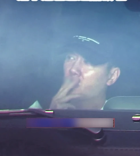 Lộ ảnh Ph&ugrave;ng Thiệu Phong kh&oacute;c trong &ocirc; t&ocirc; giữa đ&ecirc;m, kh&ocirc;ng muốn trở về nh&agrave;, ho&agrave;n to&agrave;n hối hận v&igrave; ly h&ocirc;n Triệu Lệ Dĩnh? - Ảnh 4.