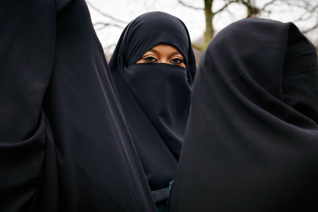 Nỗi đau khổ giằng xé tâm can người phụ nữ sau chiếc khăn trùm Niqab