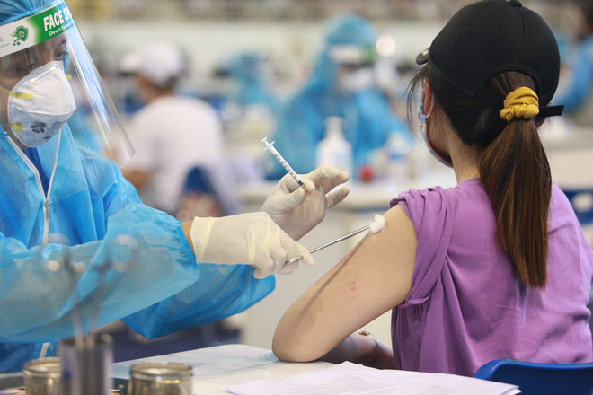 Sau khi tiêm vắc xin phòng COVID-19 cần theo dõi bao lâu để biết đã an toàn, không còn phản ứng nghiêm trọng? - Ảnh 1.