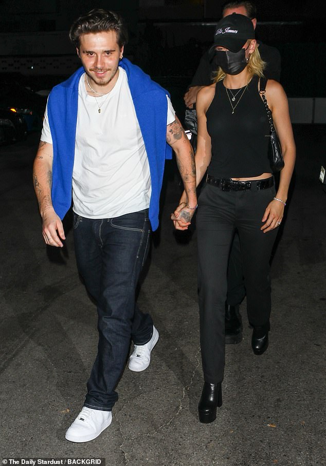 Hiếm lắm mới thấy Brooklyn Beckham và bạn gái tài phiệt đi hẹn hò: Vợ sắp cưới sang chảnh mà sao cậu cả đối lập thế này? - Ảnh 3.