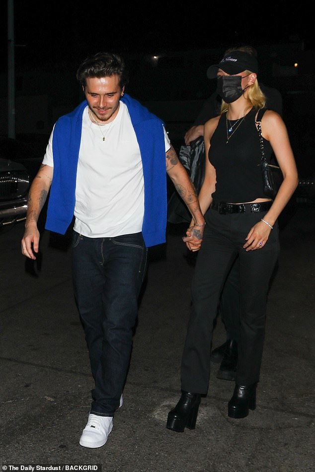 Hiếm lắm mới thấy Brooklyn Beckham và bạn gái tài phiệt đi hẹn hò: Vợ sắp cưới sang chảnh mà sao cậu cả đối lập thế này? - Ảnh 2.
