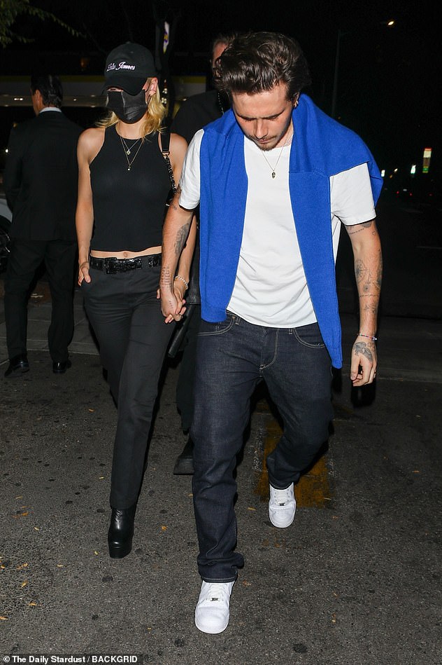 Hiếm lắm mới thấy Brooklyn Beckham và bạn gái tài phiệt đi hẹn hò: Vợ sắp cưới sang chảnh mà sao cậu cả đối lập thế này? - Ảnh 5.