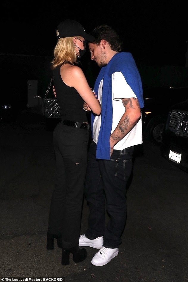 Hiếm lắm mới thấy Brooklyn Beckham và bạn gái tài phiệt đi hẹn hò: Vợ sắp cưới sang chảnh mà sao cậu cả đối lập thế này? - Ảnh 6.