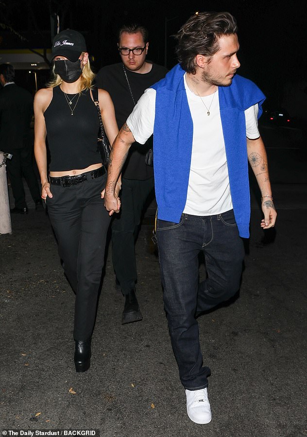Hiếm lắm mới thấy Brooklyn Beckham và bạn gái tài phiệt đi hẹn hò: Vợ sắp cưới sang chảnh mà sao cậu cả đối lập thế này? - Ảnh 7.