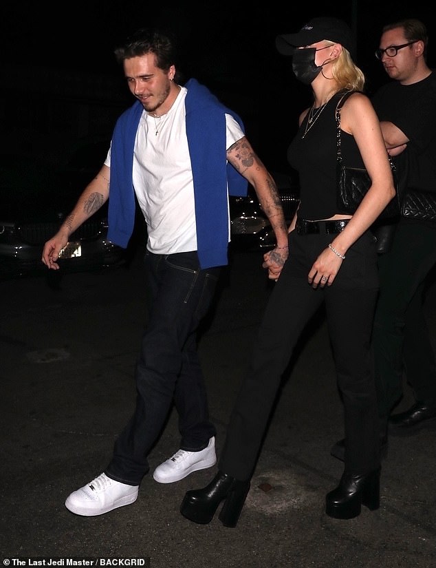 Hiếm lắm mới thấy Brooklyn Beckham và bạn gái tài phiệt đi hẹn hò: Vợ sắp cưới sang chảnh mà sao cậu cả đối lập thế này? - Ảnh 8.