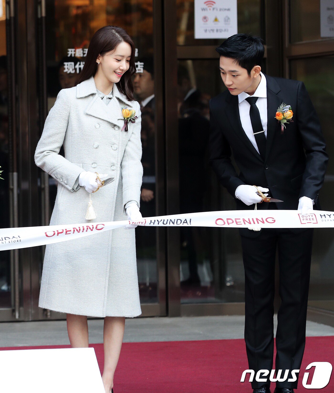 Xỉu ngang combo visual Yoona - Jung Hae In ở sự kiện cao cấp: Nữ thần SNSD như tiểu thư tài phiệt, tình tứ bất ngờ với tài tử cực phẩm - Ảnh 3. Xỉu ngang combo visual Yoona - Jung Hae In ở sự kiện cao cấp: Nữ thần SNSD như tiểu thư tài phiệt, tình tứ bất ngờ với tài tử cực phẩm - Ảnh 3.