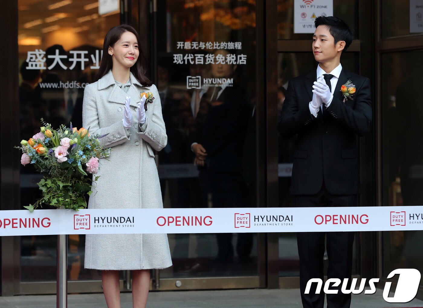 Xỉu ngang combo visual Yoona - Jung Hae In ở sự kiện cao cấp: Nữ thần SNSD như tiểu thư tài phiệt, tình tứ bất ngờ với tài tử cực phẩm - Ảnh 2. Xỉu ngang combo visual Yoona - Jung Hae In ở sự kiện cao cấp: Nữ thần SNSD như tiểu thư tài phiệt, tình tứ bất ngờ với tài tử cực phẩm - Ảnh 2.