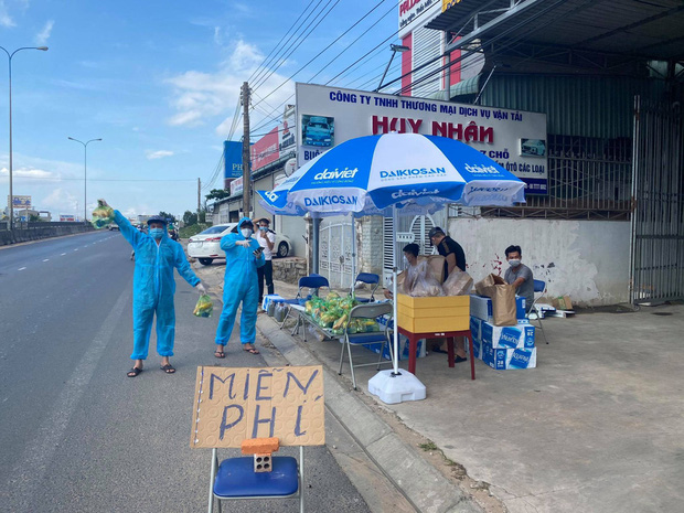 Người phụ nữ đi dép lê phát tiền cho người dân về quê tránh dịch: 16 năm nay tôi chưa biết đến bộ quần áo mới - Ảnh 2.