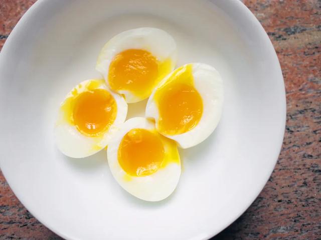 4 sai lầm khi lưu trữ và ăn trứng mà nhiều người mắc phải, không những làm mất chất dinh dưỡng mà còn gây ra nhiễm khuẩn - Ảnh 2.