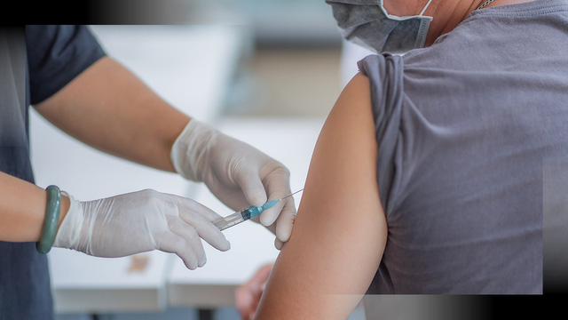 Bãi rác ở Mỹ ngập vaccine: Thừa mứa hàng triệu liều, dân trốn tiêm nhiều vô kể - Ảnh 2.
