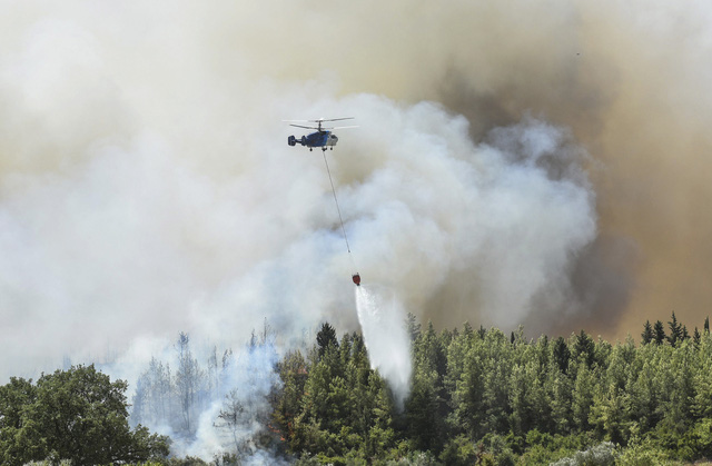 Cháy rừng ở Thổ Nhĩ Kỳ: Số nạn nhân thiệt mạng tăng lên 8 người, du khách sơ tán khẩn cấp - Ảnh 6.