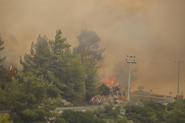 Cháy rừng ở Thổ Nhĩ Kỳ: Số nạn nhân thiệt mạng tăng lên 8 người, du khách sơ tán khẩn cấp - Ảnh 11.