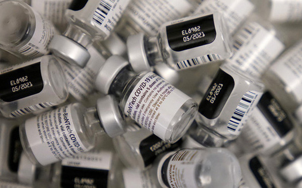 Bãi rác ở Mỹ ngập vaccine: Thừa mứa hàng triệu liều, dân trốn tiêm nhiều vô kể - Ảnh 1.