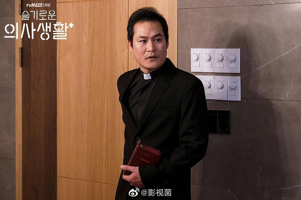 10 màn cameo kinh điển ở Hospital Playlist: Toàn sao cỡ bự từ Reply và Prison Playbook, mời cả VĐV Olympic thì ghê rồi! - Ảnh 4. 10 màn cameo kinh điển ở Hospital Playlist: Toàn sao cỡ bự từ Reply và Prison Playbook, mời cả VĐV Olympic thì ghê rồi! - Ảnh 4.