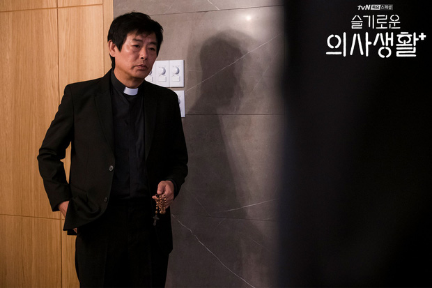 10 màn cameo kinh điển ở Hospital Playlist: Toàn sao cỡ bự từ Reply và Prison Playbook, mời cả VĐV Olympic thì ghê rồi! - Ảnh 5. 10 màn cameo kinh điển ở Hospital Playlist: Toàn sao cỡ bự từ Reply và Prison Playbook, mời cả VĐV Olympic thì ghê rồi! - Ảnh 5.
