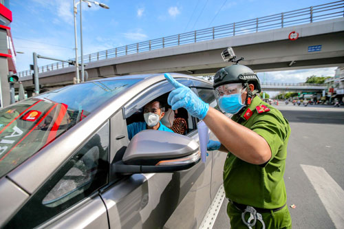  TP.HCM: Đề xuất c&ocirc;ng chức mặc đồng phục, đeo thẻ khi ra đường  - Ảnh 1.