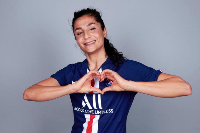 Trốn Taliban &lsquo;truy s&aacute;t&rsquo;, nữ cầu thủ Afghanistan thăng hoa trong m&agrave;u &aacute;o PSG v&agrave; Man City - Ảnh 2.