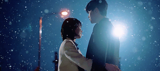 Những mối tình ngọt ngào nhất ở phim Hàn được se duyên bởi cơn mưa: Hospital Playlist liệu có vượt được hàng loạt cái tên này? - Ảnh 2.