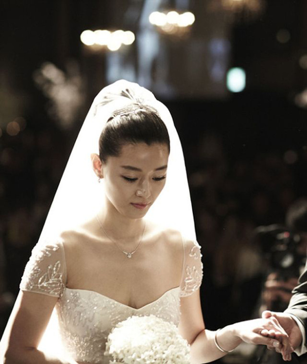 5 sao nữ cưới chồng top 1% đại gia giàu nhất xứ Hàn: Ông xã Jeon Ji Hyun đứng đầu công ty 7400 tỷ, búp bê xứ Hàn nhận quà cầu hôn 140 tỷ - Ảnh 12.