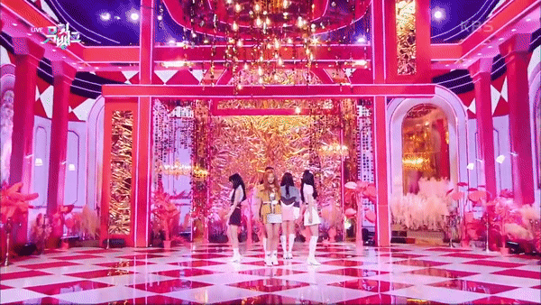 Red Velvet diễn đủ 5 người sau 2 năm làm fan xúc động, Irene được khen nhờ kĩ năng tiến bộ sau scandal thái độ - Ảnh 2.