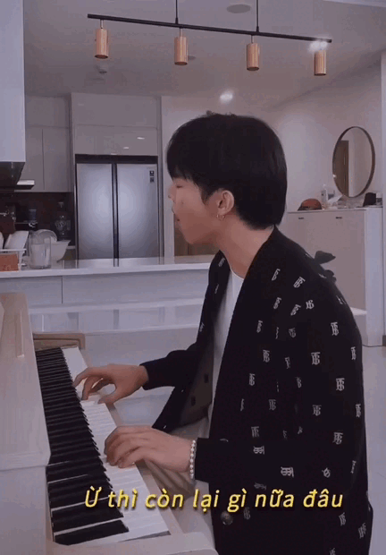 Tiểu Hý nhảy cà giật Hạ Còn Vương Nắng thì dân tình mê tít, đến Erik cover đánh piano lại bị chê phá nhạc? - Ảnh 2.