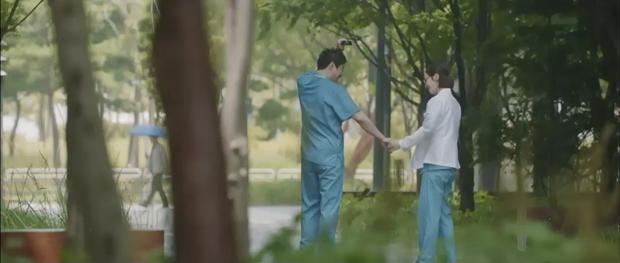Những mối tình ngọt ngào nhất ở phim Hàn được se duyên bởi cơn mưa: Hospital Playlist liệu có vượt được hàng loạt cái tên này? - Ảnh 11.