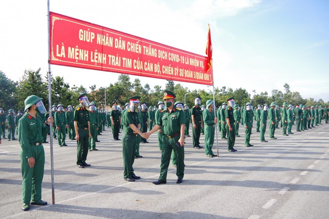 Gần 2.000 cán bộ, chiến sỹ Sư đoàn 5, Quân khu 7 hỗ trợ TP.HCM chống dịch Covid-19 - Ảnh 1.