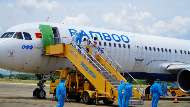 Xúc động chuyến bay đặc biệt, hàng trăm mẹ bầu và mẹ bỉm sữa rời tâm dịch TP.HCM về quê - Ảnh 2.