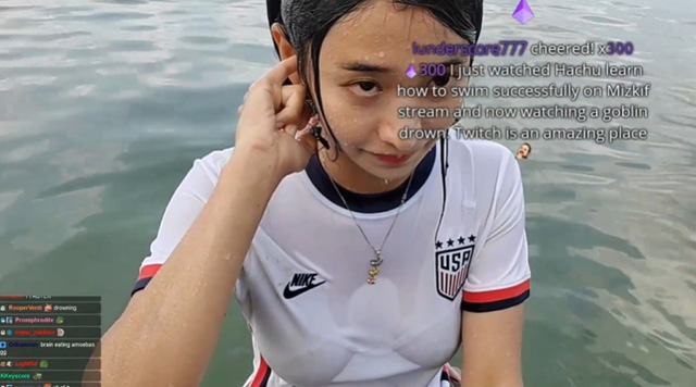 Khoe cơ thể ướt át ngoài biển trên sóng trực tiếp, nữ streamer nóng bỏng ngay lập tức phải nhận án cấm kênh - Ảnh 3.