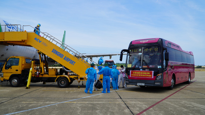 Xúc động chuyến bay đặc biệt, hàng trăm mẹ bầu và mẹ bỉm sữa rời tâm dịch TP.HCM về quê - Ảnh 3.