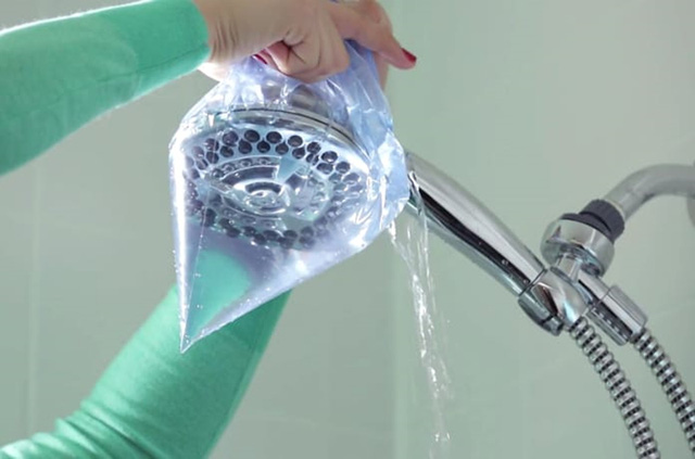 7 sai lầm dễ mắc phải khi vệ sinh nhà tắm mà bạn cần phải tránh ngay lập tức - Ảnh 4.