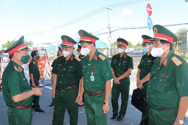 Tư lệnh Quân khu 7: Quyết không để nhân dân đói khổ và bị đe dọa tính mạng - Ảnh 1.